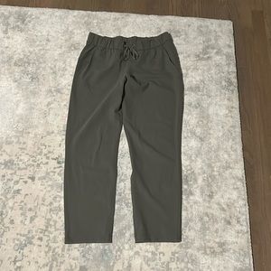 Lululemon ‘On the Fly’ Pants in Olive Green/Khaki . Sz:8
